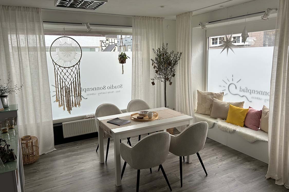 Vereinbare jetzt Deinen Termin für eine Reiki-Sitzung, ein Mental Coaching oder eine Wellnessmassage bei Manuela Kremer im Studio Sonnenpfad, Lennestadt-Elspe.