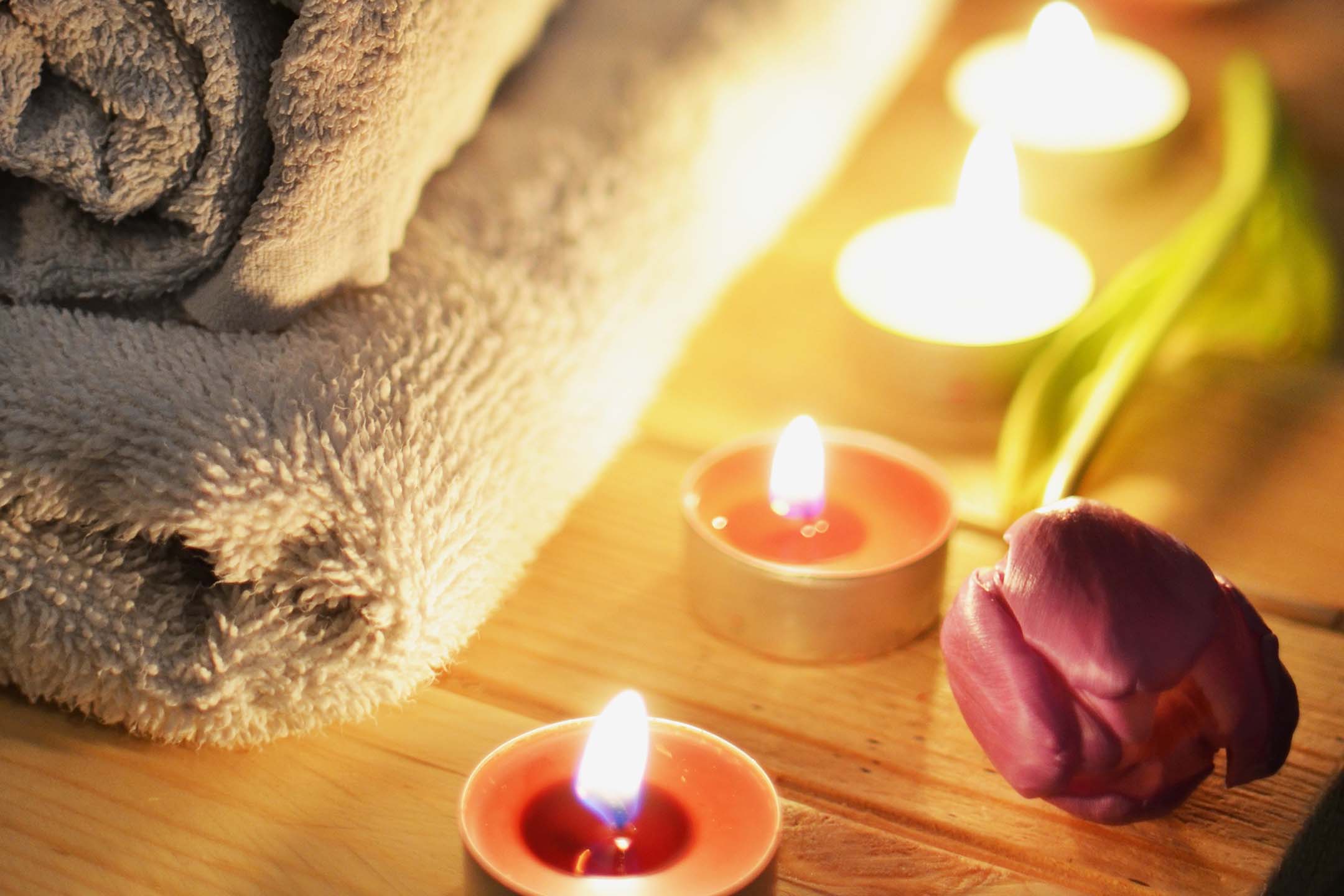 Manuela Kremer bietet im Studio Sonnenpfad in Lennestadt-Elspe ein umfassendes Programm an Wellness-Massagen für das körperliche Wohlbefinden an.