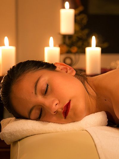 Eine bessere Sauerstoffversorgung und einen strahlenden Teint - mit der Gua Sha Gesichtsmassage von Manuela Kremer im Studio Sonnenpfad, Lennestadt-Elspe.