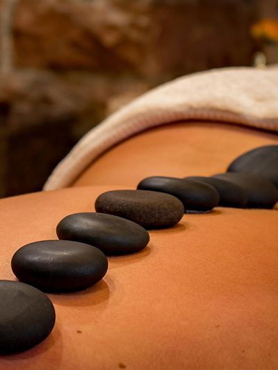 Mit der Hot Stone Massage von Manuela Kremer im Studio Sonnenpfad in Lennestadt-Elspe wird Stress gezielt reduziert.