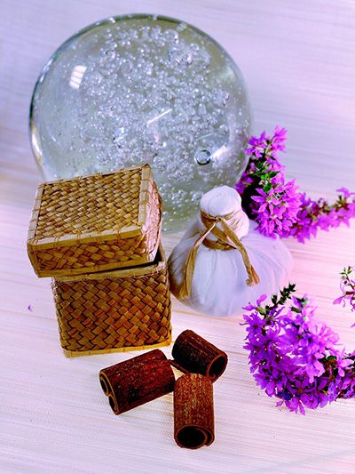 Mit der Kräuterstempelmassage von Manuela Kremer im Studio Sonnenpfad in Lennestadt-Elspe endlich wieder entspannen.