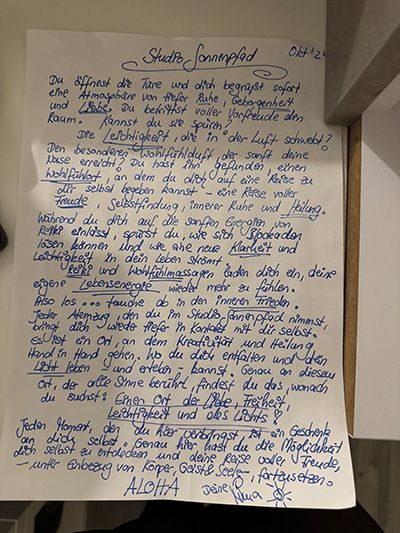 Die Philosophie des Studio Sonnenpfad von Manuela Kremer in Lennestadt-Elspe auf den Punkt gebracht: Ruhe, Geborgenheit, Leichtigkeit.